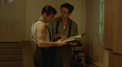 Эдриан Броуди и Алессандро Нивола на новом кадре эпического «Бруталиста»