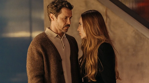 Юлия Александрова и Павел Деревянко в сцене драмеди «Открытый брак»