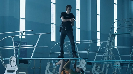 Кевин Бейкон играет охотника на демонов на дебютных кадрах The Bondsman