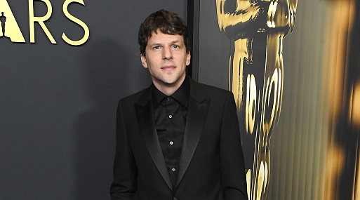 Джесси Айзенберг снимет мюзикл с Джулианной Мур и Полом Джаматти