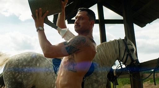 Павел Прилучный отстаивает ферму в трейлере комедии «Постучись в мою Тверь»