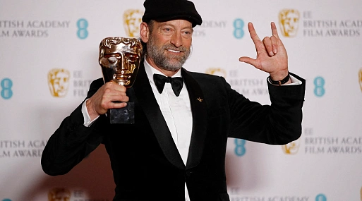 Трой Коцур воссоздал культовые моменты кинематографа на языке жестов