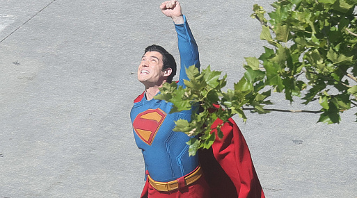 Дэвид Коренсвет взлетает на новых фото со съёмок «Супермена»