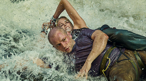 Шарлиз Терон выживает в диких условиях на кадрах триллера Apex