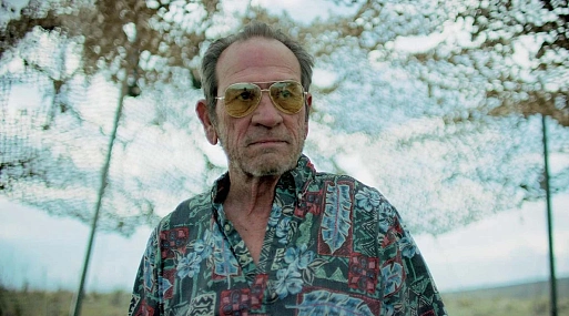 Томми Ли Джонс составит компанию Итану Хоуку во втором сезоне «Подноготной»