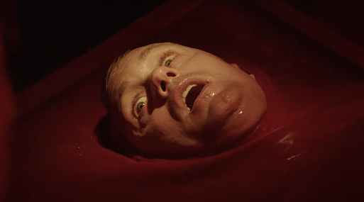 Александр Скарсгард постигает невыразимый ужас в трейлере «Бесконечного бассейна»