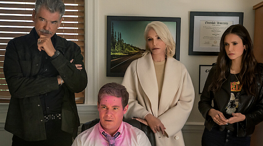 Пирс Броснан и Эллен Баркин грабят банк в трейлере комедийного боевика «Вне закона»