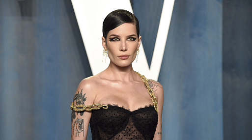 Режиссёр «Максин XXX» и певица Холзи работает над сериалом «Жажда крови»