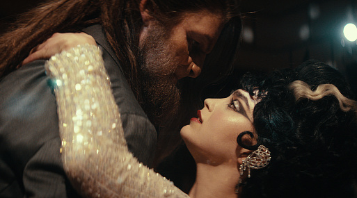 Мелисса Баррера пытается жить заново на кадрах мелодрамы «Мой сосед — монстр»