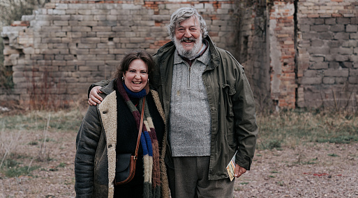 Стивен Фрай и Лина Данэм на кадрах из фильма «Моя семья»