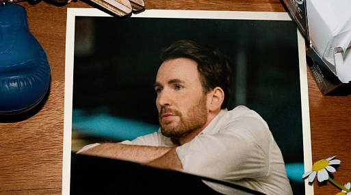 Дакота Джонсон, Педро Паскаль и Крис Эванс в новом русском трейлере «Материалистки»