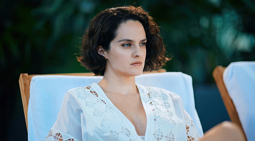 Ноэми Мерлан на свежих кадрах эротической драмы «Эммануэль»