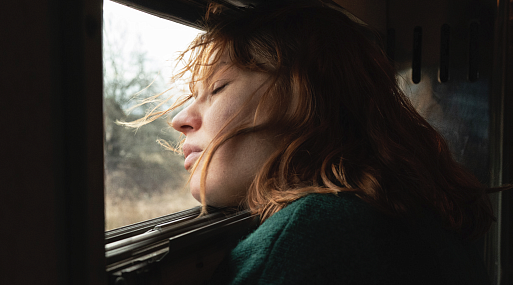 Юра Борисов заводит новые знакомства в тизере драмы «Купе номер шесть»