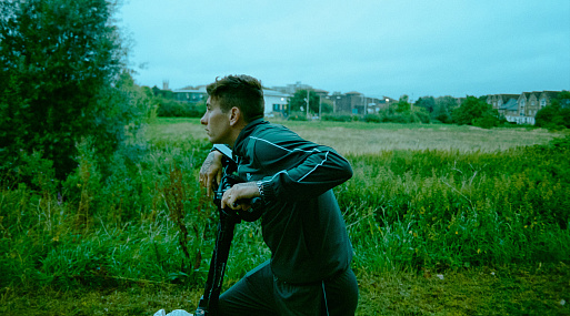 Барри Кеоган и Франц Роговски на новых кадрах драмы «Птица»