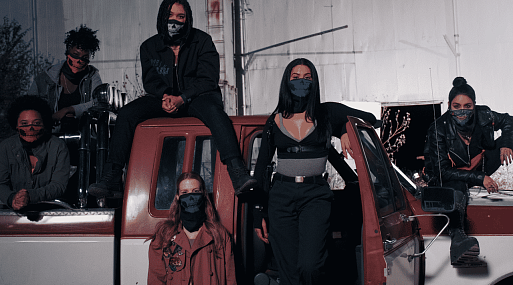 Ванесса Хадженс восстаёт против альт-правого Эзры Миллера в трейлере «Напросились»