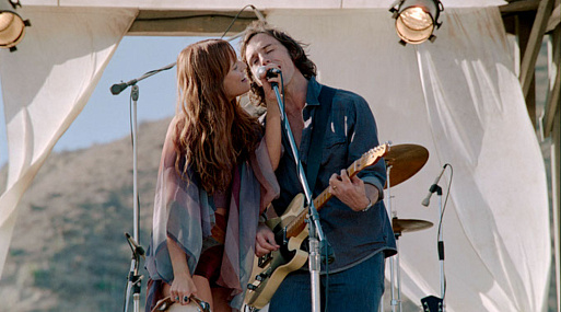 Райли Кио поёт перед толпой в тизере мини-сериала «Дэйзи Джонс и The Six»