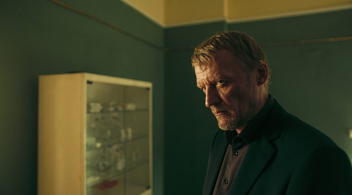 Алексей Серебряков сыграл криминального босса в российской адаптации сериала «Ваша честь»