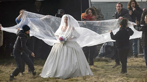 Марго Робби в свадебном платье на съёмках «Грозового перевала»