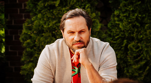 Александр Ревва в роли отца большого семейства в трейлере комедии «Папа может!»