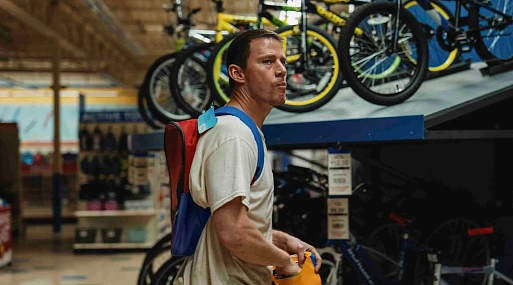 Ченнинг Татум в дублированном трейлере криминальной комедии «Грабитель с крыши»