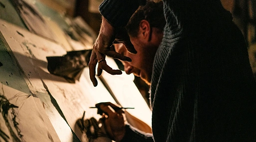 Бенедикт Камбербэтч на первом кадре хоррор-драмы «Худо в перьях»