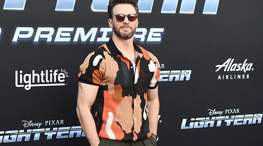 Крис Эванс сыграет с Эмили Блант в фильме Netflix «Торговцы болью»