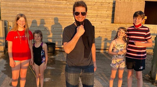 Том Круз приземлился на вертолёте в саду семейства в Уорикшире и покатал на нём детей