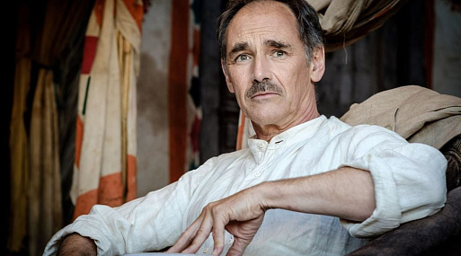 Появились первые кадры из драмы «В ожидании варваров» с Марком Райлэнсом, Джонни Деппом и Робертом Паттинсоном