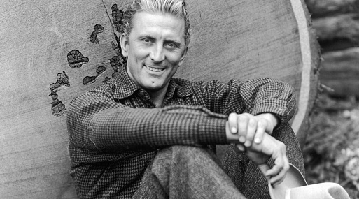 Легендарного актёра Кирка Дугласа посмертно обвинили в изнасиловании