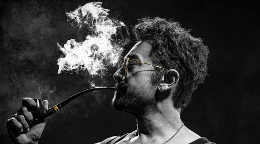 В прокате стартовал боевик «Грузчик» с легендами индийского кино