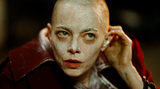 Эмму Стоун бреют налысо в новом трейлере «Бугонии» Йоргоса Лантимоса