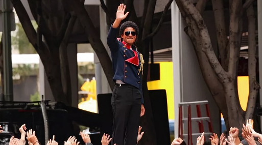 Джафар Джексон позирует в образе своего дяди на съёмках «Майкла»