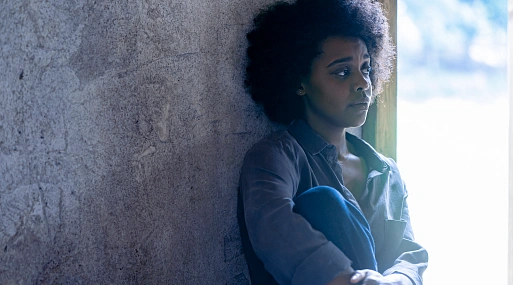 Писательница перемещается в страшное прошлое в трейлере сериала «Родня»