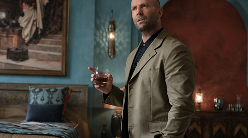 Джейсон Стэйтем потягивает вино на первом кадре из фильма Гая Ричи «Операция "Фортуна"»