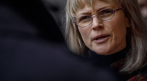 Максин Пик предстала в образе Анны Политковской на кадре из байопика