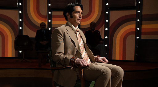 Ток-шоу должно продолжаться на новых кадрах хоррора «Полночь с дьяволом»