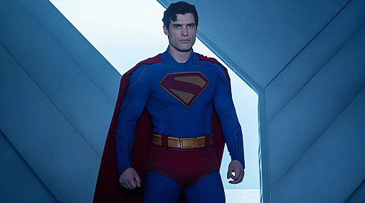 Кларк Кент становится Человеком из стали на новых постерах «Супермена»