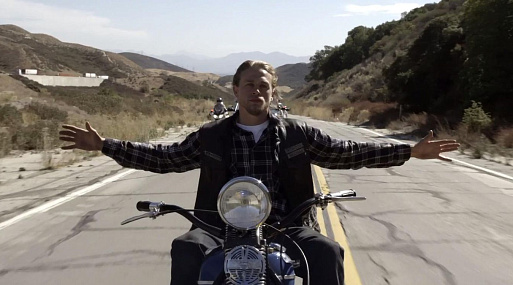 Чарли Ханнэм разъезжает на мотоцикле в трейлере сериала «Шантарам»