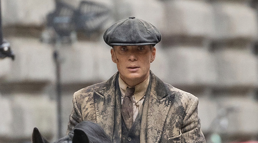 Покрытый грязью Киллиан Мёрфи на съёмках «Острых козырьков»