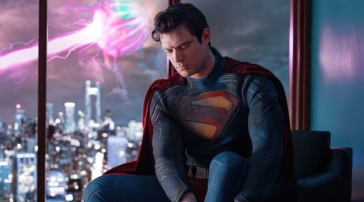 Дэвид Коренсвет облачается в костюм Супермена на первом фото