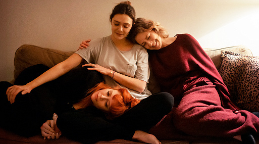 «Его три дочери»: камерная драма о семейном горе с Наташей Лионн, Элизабет Олсен и Кэрри Кун