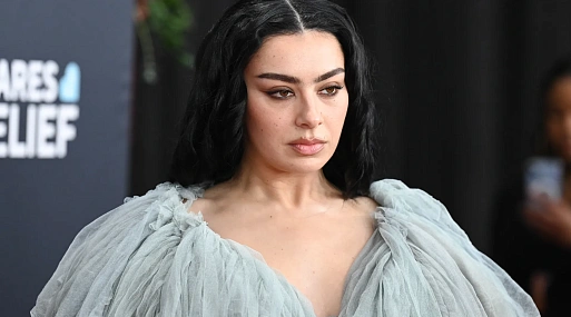 Charli XCX рассматривается на главную роль в «Нарнии» Греты Гервиг