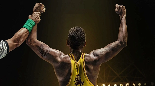 Энтони Роблс идёт к мечте в трейлере спортивной драмы «Неукротимый»