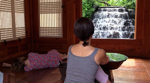 Изабель Юппер гуляет по Сеулу в трейлере фильма «Нужды путешественника»