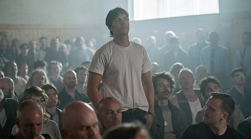 Николас Холт и Джуд Лоу на кадрах триллера «Безмолвное братство»