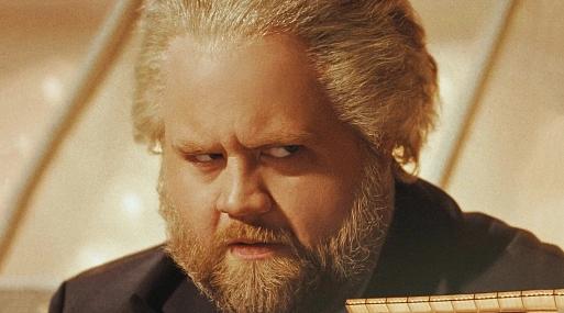 Пол Уолтер Хаузер мечтает о богатстве на новом постере триллера «Как стать миллионером»