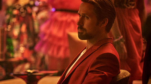 Фото: бдительный Райан Гослинг и усатый Крис Эванс в фильме «Серый человек»