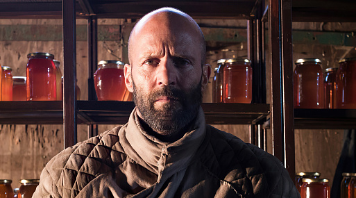 Свежий кадр из нового боевика Дэвида Эйра «Пчеловод»