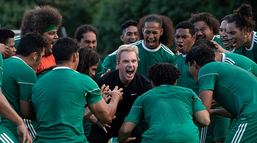 Майкл Фассбендер заряжает команду на успех на кадрах фильма Тайки Вайтити