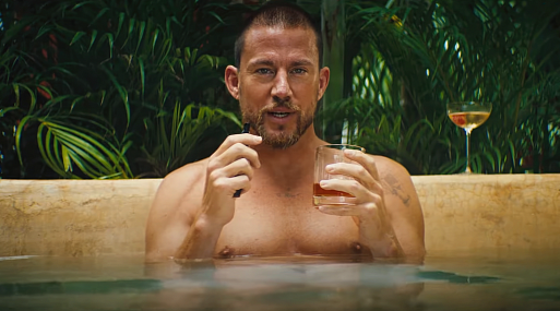 Зои Кравиц дебютирует в режиссуре с триллером «Моргни дважды»